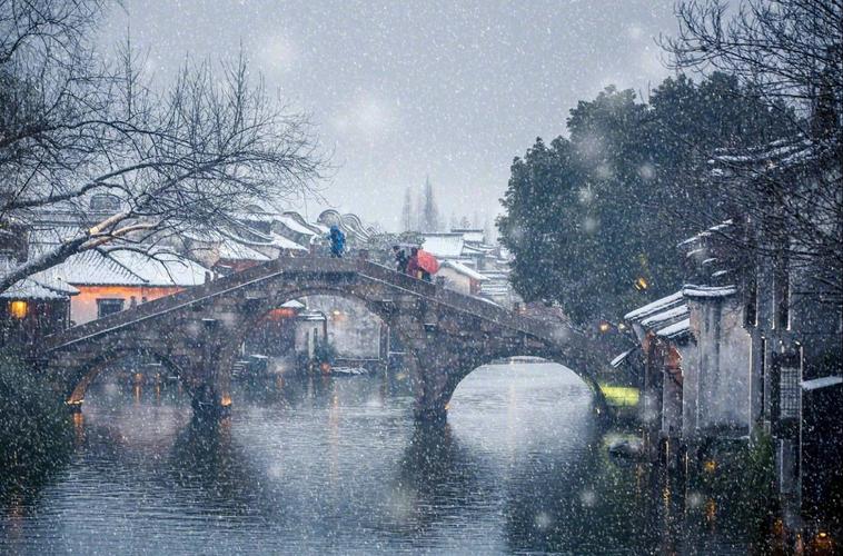 关于下雪发朋友圈的说说（枫叶飘舞，雪花纷飞）