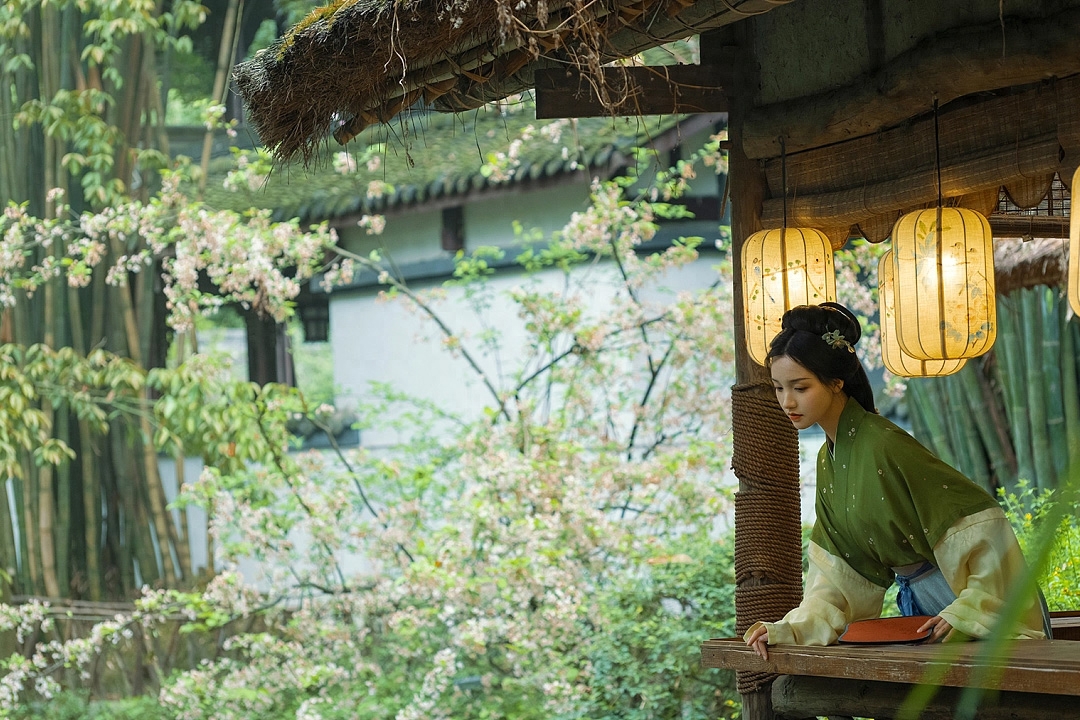 轻雷惊破春，韶光遍人间（10首唯美惊蛰诗词）