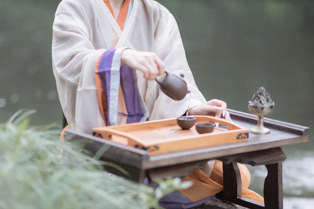 午枕不成春草梦，落花风静煮茶香（赞美茶香20句唯美古诗词）