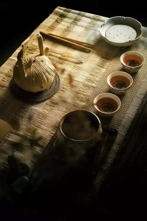 人生如品茶作文800字（《茶香扑鼻，一壶清茶摆在桌上，这一刻的美好时光，仿佛是品尝人生的经历。》）