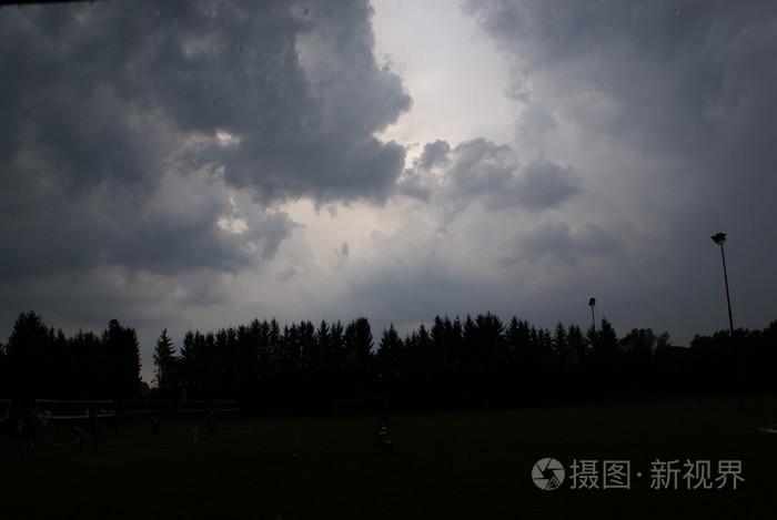 暴风雨来临之际的作文（《狂风暴雨下的奇遇》）