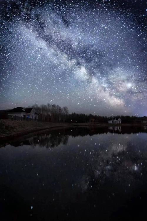 流星雨短句发朋友圈十个字（流星雨短句发朋友圈最精彩好句）