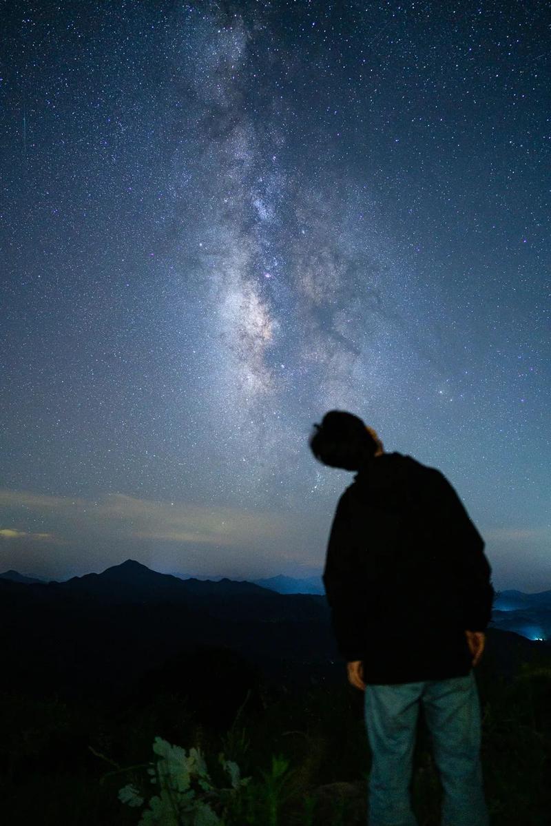 流星雨短句发朋友圈十个字（流星雨短句发朋友圈最精彩好句）