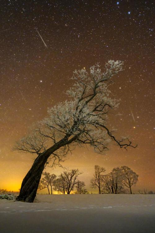 流星雨唯美说说（流星雨，绚烂夜空的瑰宝）