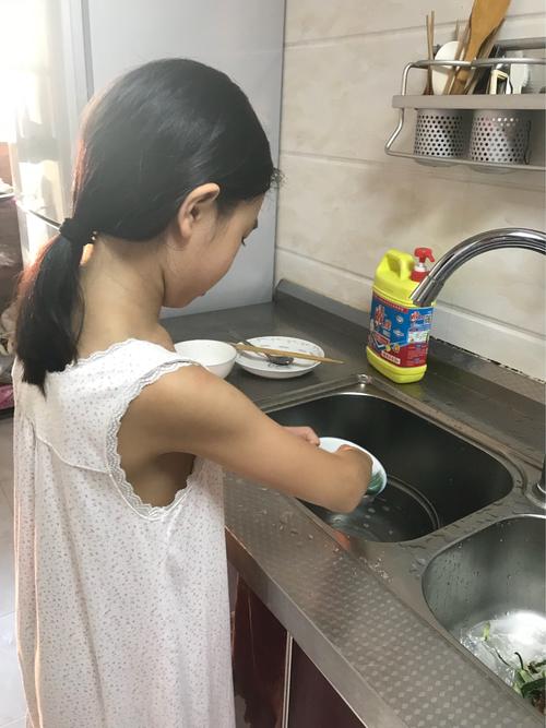 以帮助妈妈做家务为话题的作文怎么写（《我爱妈妈，愿意为她做家务》）