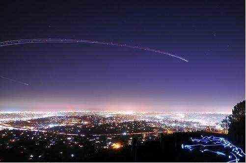 乡间夜景朋友圈句子简短（城市的夜空像一幅巨大的画作）