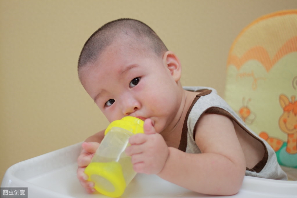 孩子不爱喝水怎么办（学会这5招让宝宝爱上喝水）