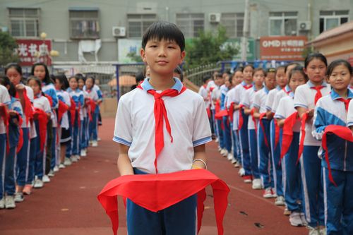 我和红领巾共成长作文（《和红领巾一起收获快乐和成长》）