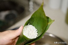 端午节粽子古诗十首（彩缕碧筠粽，香粳白玉团）