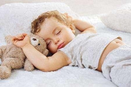 改善婴儿睡眠的方法（调整宝宝睡眠规律绝招）