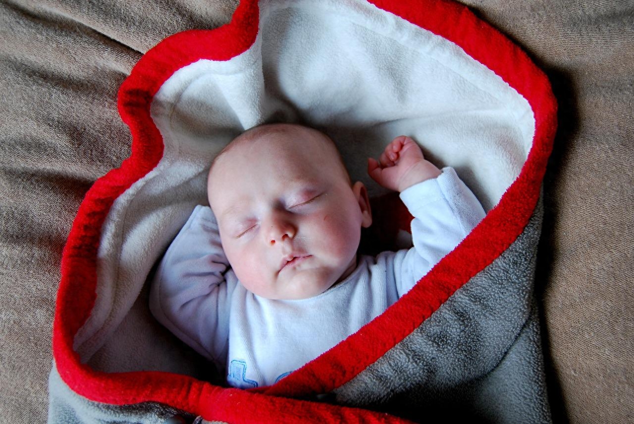 改善婴儿睡眠的方法有哪些（让宝宝睡整觉的5个方法）