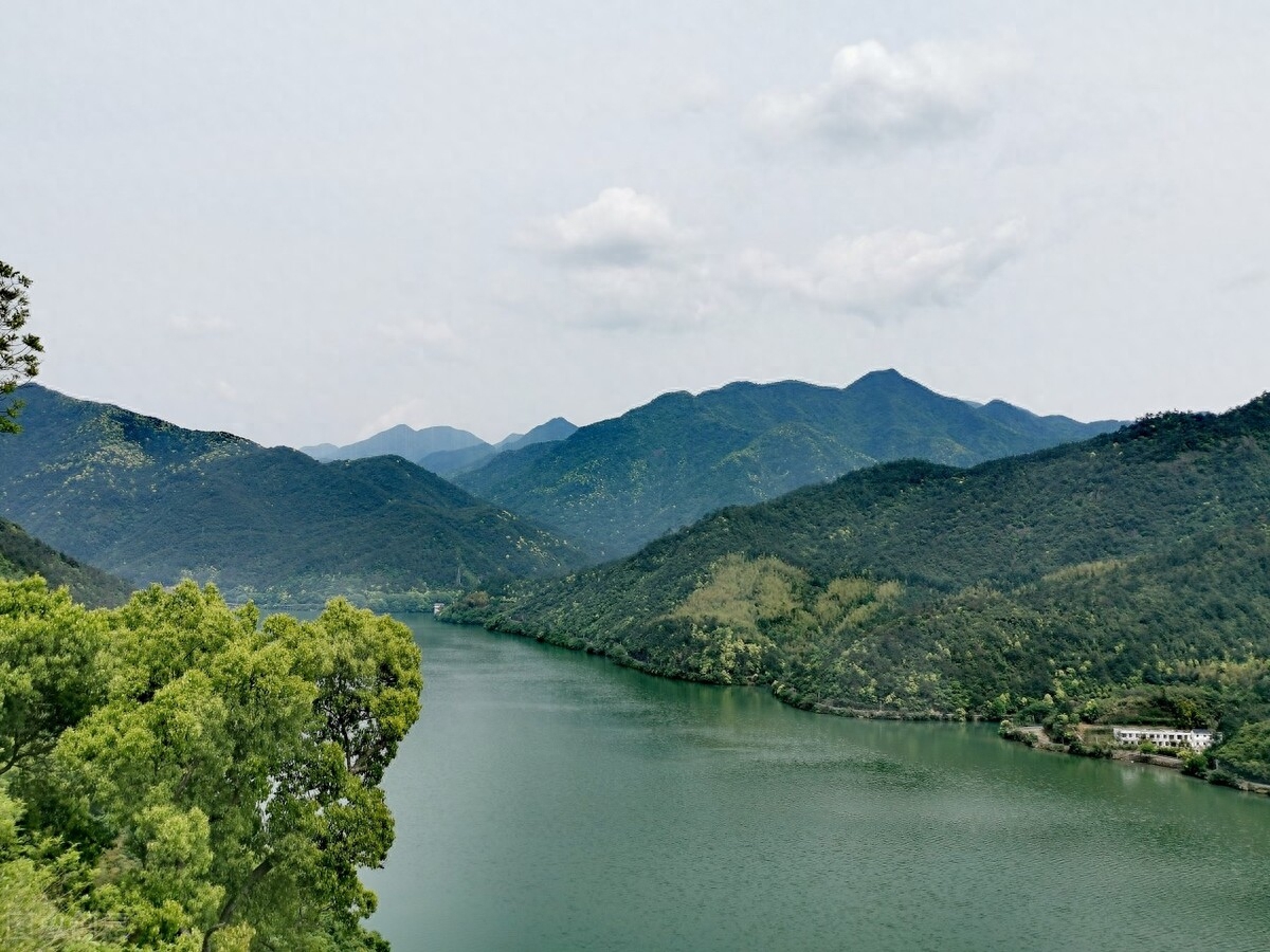 绿水青山唯美古诗大全（十二首绿水青山诗）