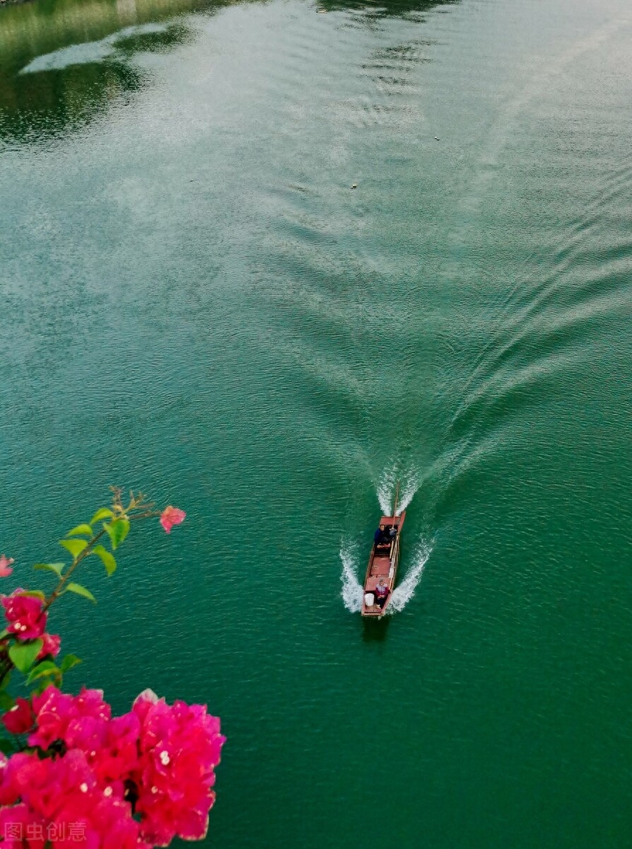 青山绿水小船的诗句（十五首唯美舟行水上诗词）