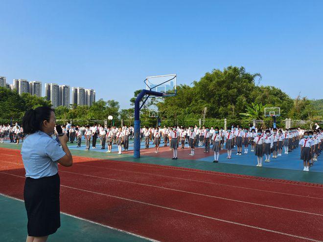 第一天开学妈妈朋友圈说说（陪伴成长的母亲，为我们点燃梦想之光）