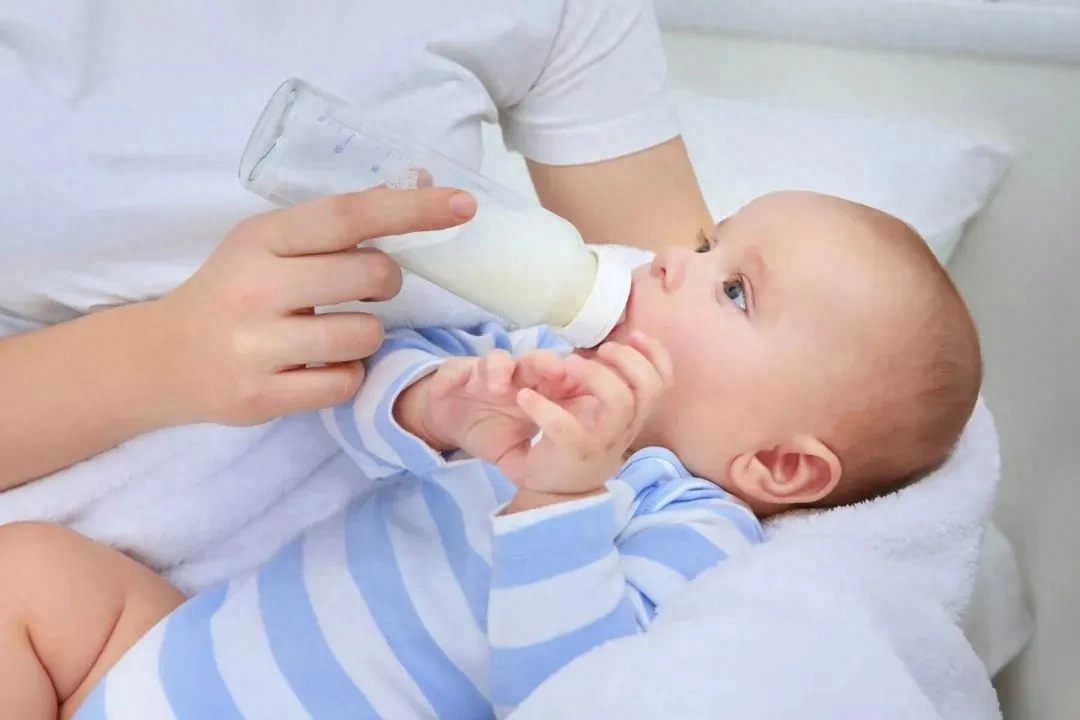新手父母应如何正确喂养奶粉（关于奶粉喂养的5个注意事项）