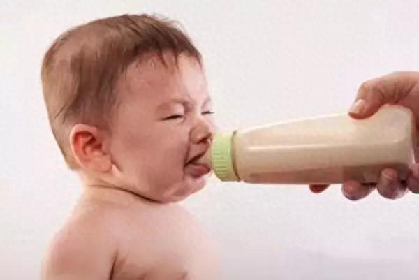 宝宝不爱吃奶粉怎么办（3招帮你解决宝宝不吃奶粉）