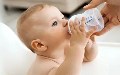 ​宝宝不爱喝水怎么办（学会这5招宝宝每天开开心心喝水）
