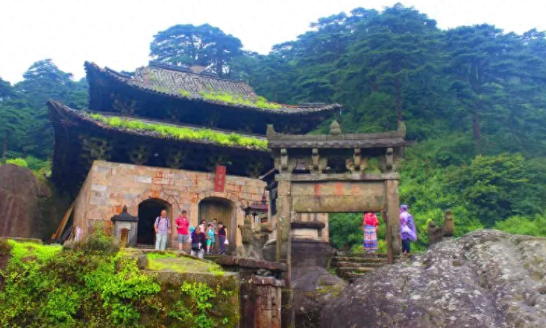 三清福地聚风水，道教尊神造化功（登三清山诗词十一首）