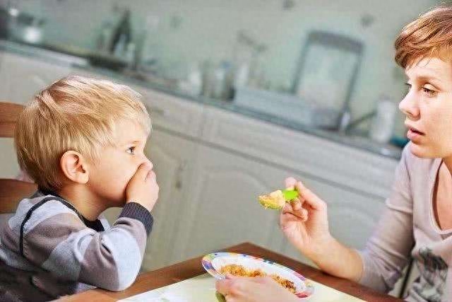 孩子总是挑食家长该如何应对（5招教你改掉孩子挑食的毛病）