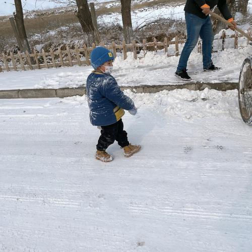 我爱玩雪作文（《雪中狂欢的我》）