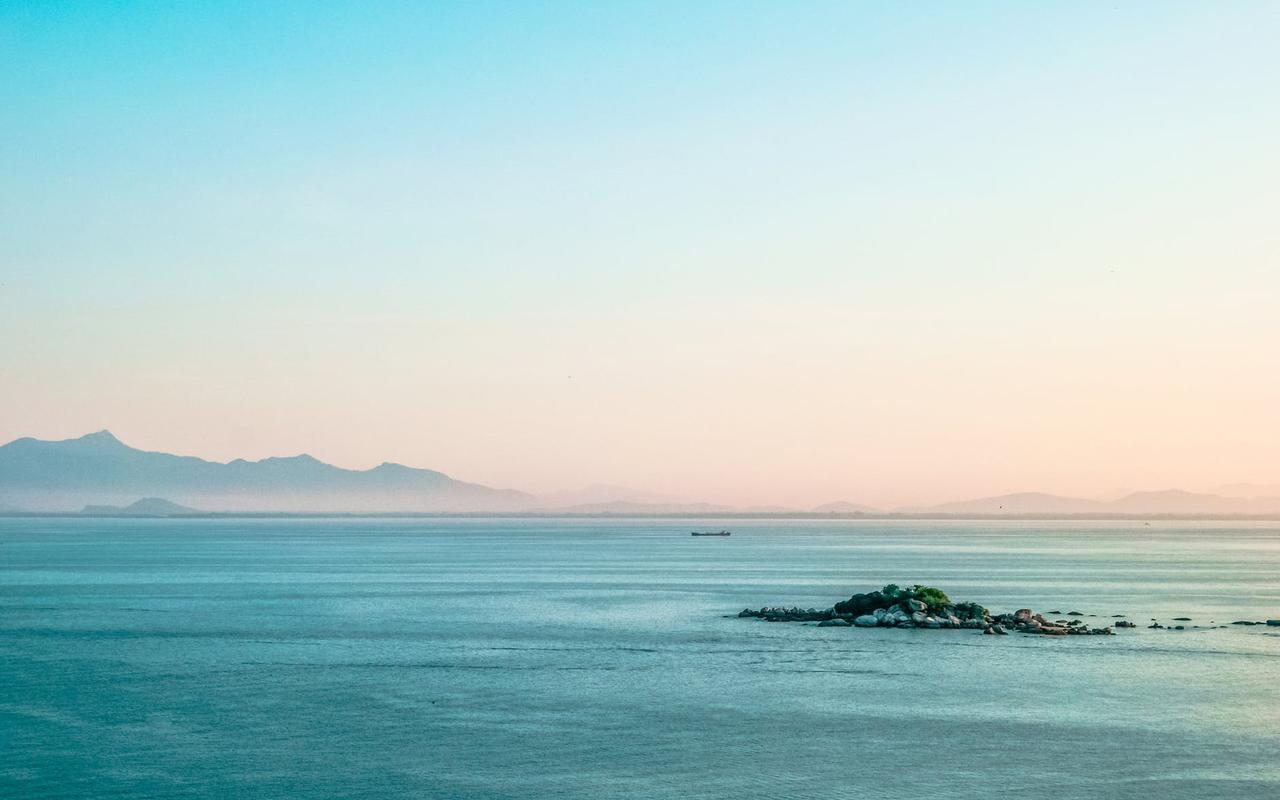 描写大海很美简短句子赞美大海（深海的美丽）