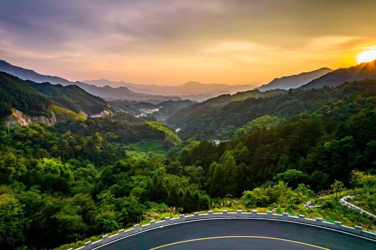 寻找夏天的初中作文（《夏天的风景》）