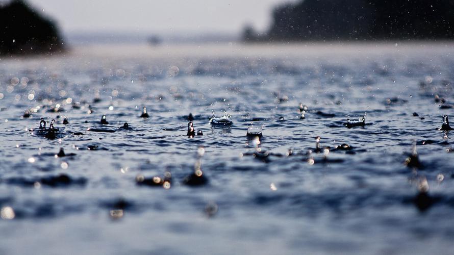 下雨天的句子说说心情短语（细雨霏霏，心情深沉）