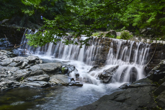 脱巾挂石壁，露顶洒松风（二十首山中夏日诗词）