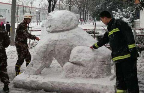 青玉案前呵冻手，推窗自塑雪狮儿（十首关于堆雪狮的诗词）