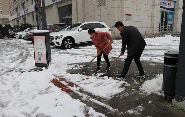 以谢谢扫雪的人为话题的作文怎么写（《谢雪好心人》）