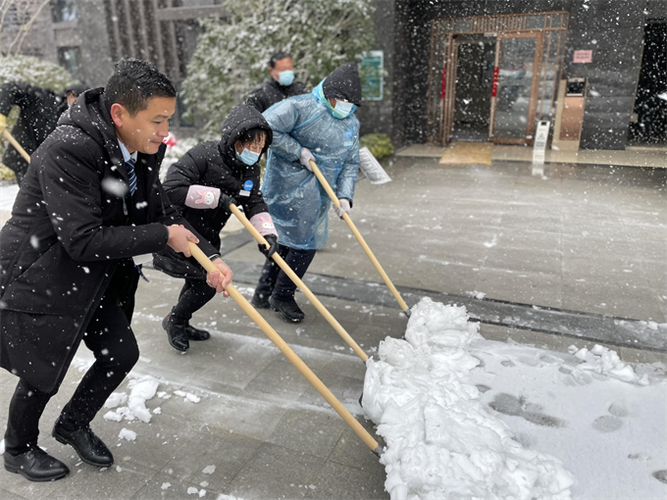 以谢谢扫雪的人为话题的作文怎么写（《谢雪好心人》）