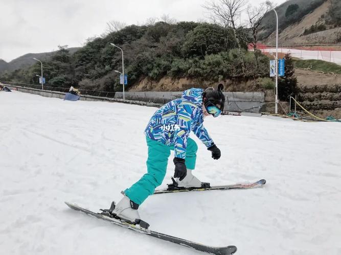 有关滑雪初体验的作文怎么写（《初次滑雪的惊喜与挑战》）