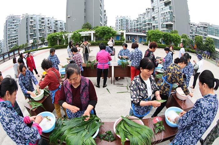 端午节包粽子作文800字优秀作文（《一个包粽子的小姑娘》）