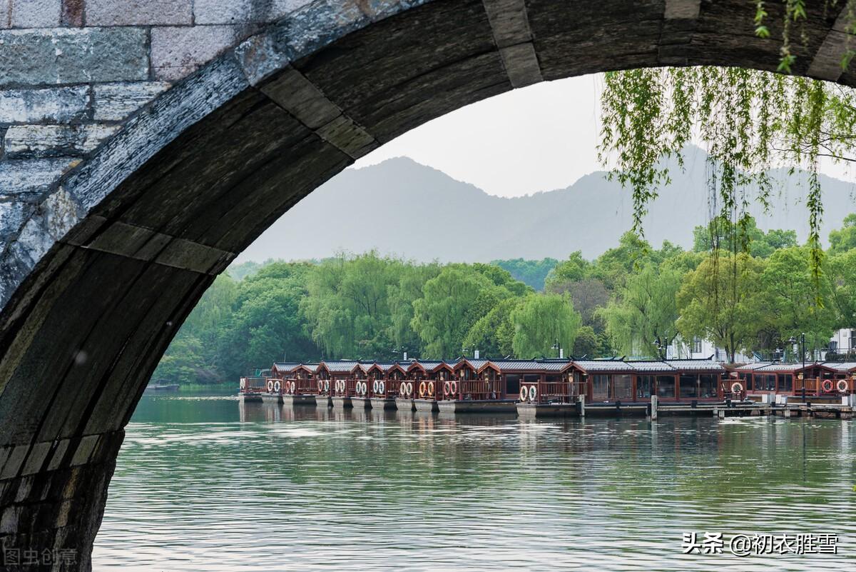 菩萨蛮唯美古诗赏析（春水碧于天，画船听雨眠）