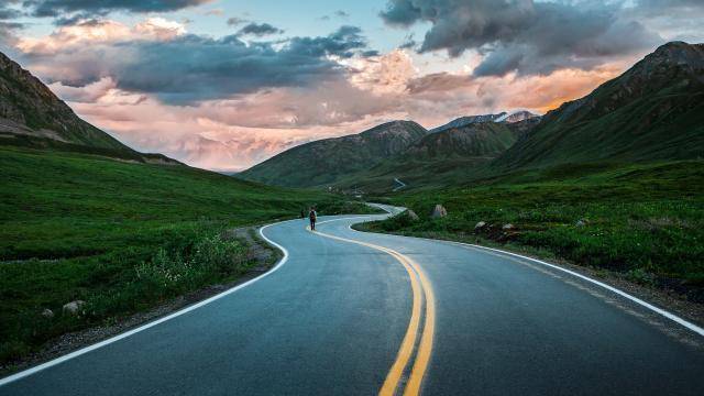 有关人生道路励志经典名言摘录的短句（那些经典的人生道路励志名言）