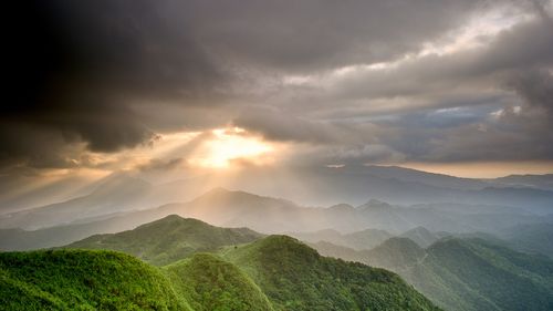 美丽的田野高中作文（《家乡的田野》）