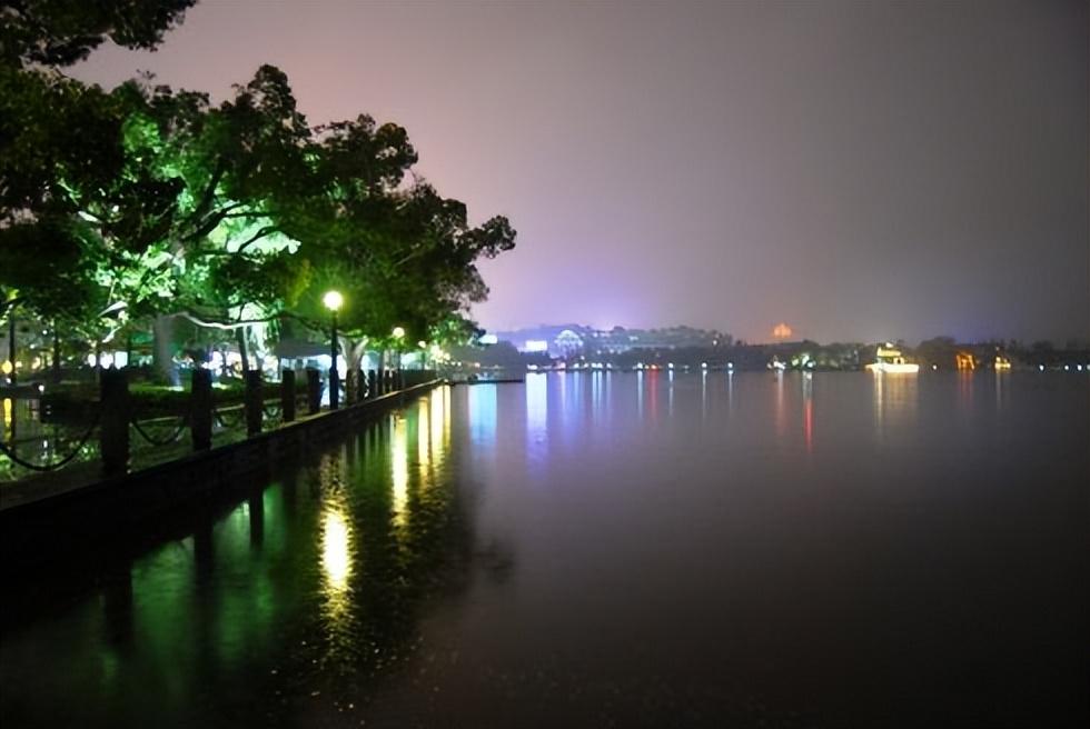 秋夜经典古诗词（西湖秋夜景色的唯美诗词）