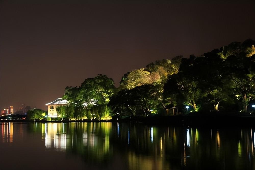 秋夜经典古诗词（西湖秋夜景色的唯美诗词）