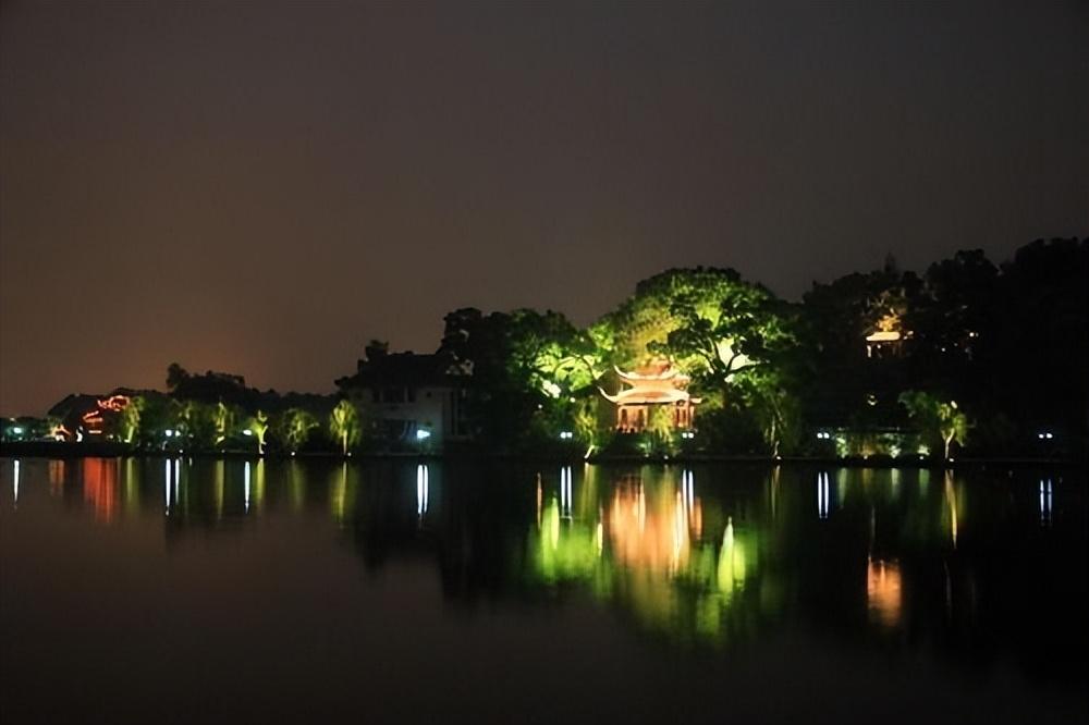 秋夜经典古诗词（西湖秋夜景色的唯美诗词）