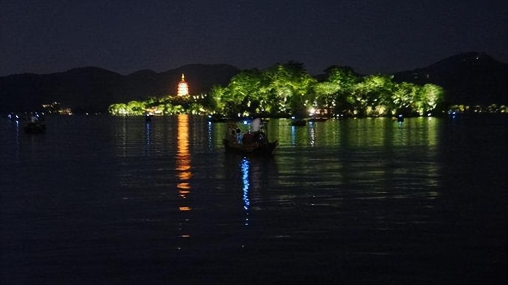 秋夜经典古诗词（西湖秋夜景色的唯美诗词）