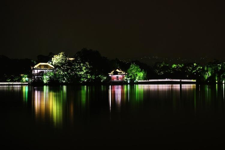 秋夜经典古诗词（西湖秋夜景色的唯美诗词）