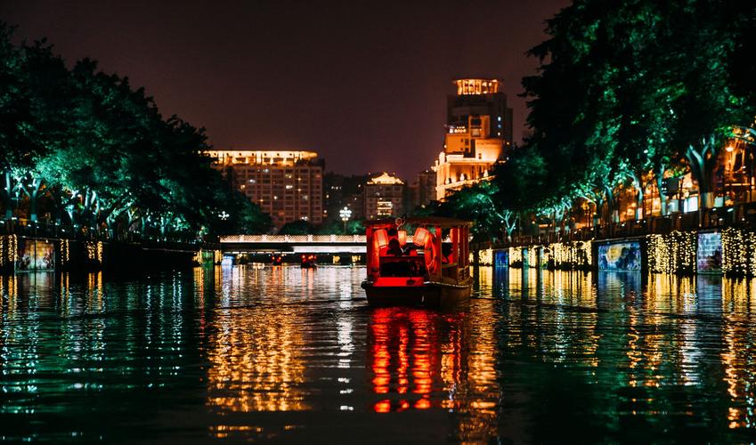 配夜晚风景图的文案（星空下的美丽）