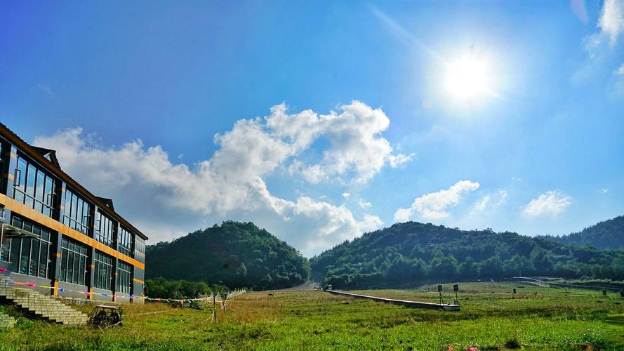 中秋的写景高中作文（《草原的写景》）