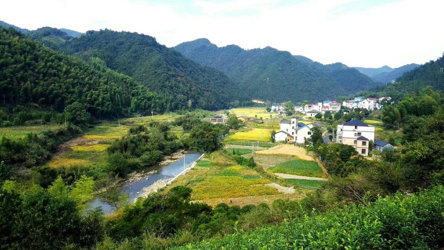 关于写景的主题高中作文（《田野的写景》）