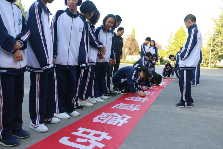 国庆节向国旗敬礼的寄语短句（让我们一起赞颂五星红旗，为祖国点赞！）