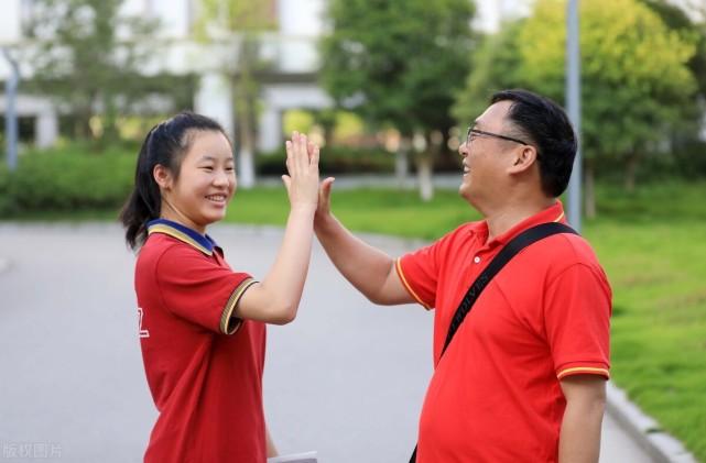 作文《找回自信》（《一个年轻女孩如何从低谷中重新崛起》）