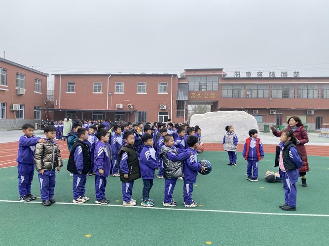 小学趣味运动会发言稿（《小学趣味运动会的精彩时刻》）