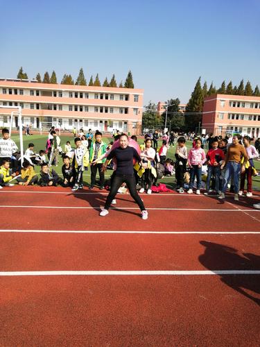 小学趣味运动会发言稿（《小学趣味运动会的精彩时刻》）