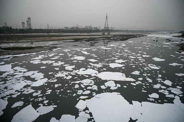 关于河水污染的作文800字（《污水漫街，情感波涛》）