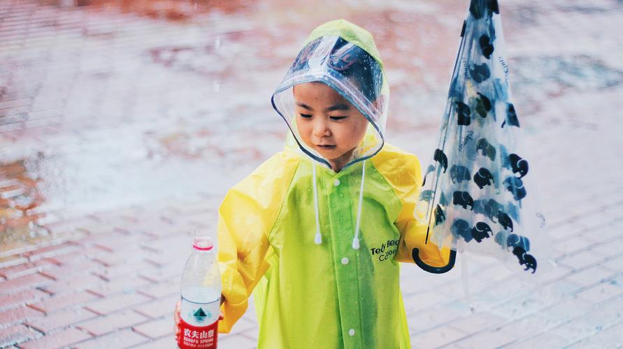 以下雨天写一篇作文（《孤零零的我和落寞的她》）